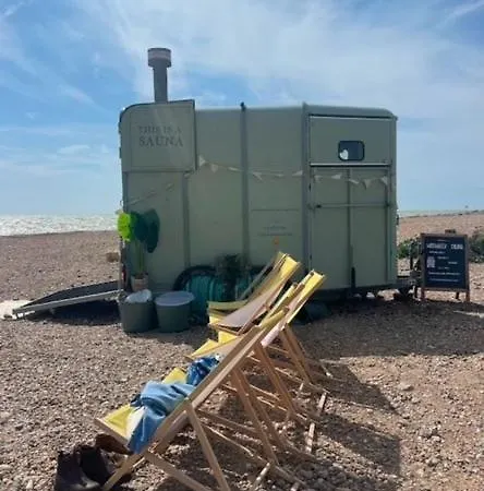 Shoreham Beach Cabana - Cozy Ensuite Cabana With Private Entrance On Beautiful Shoreham Beach - Close To Brighton City Airport And Panattoni Park Exterior photo