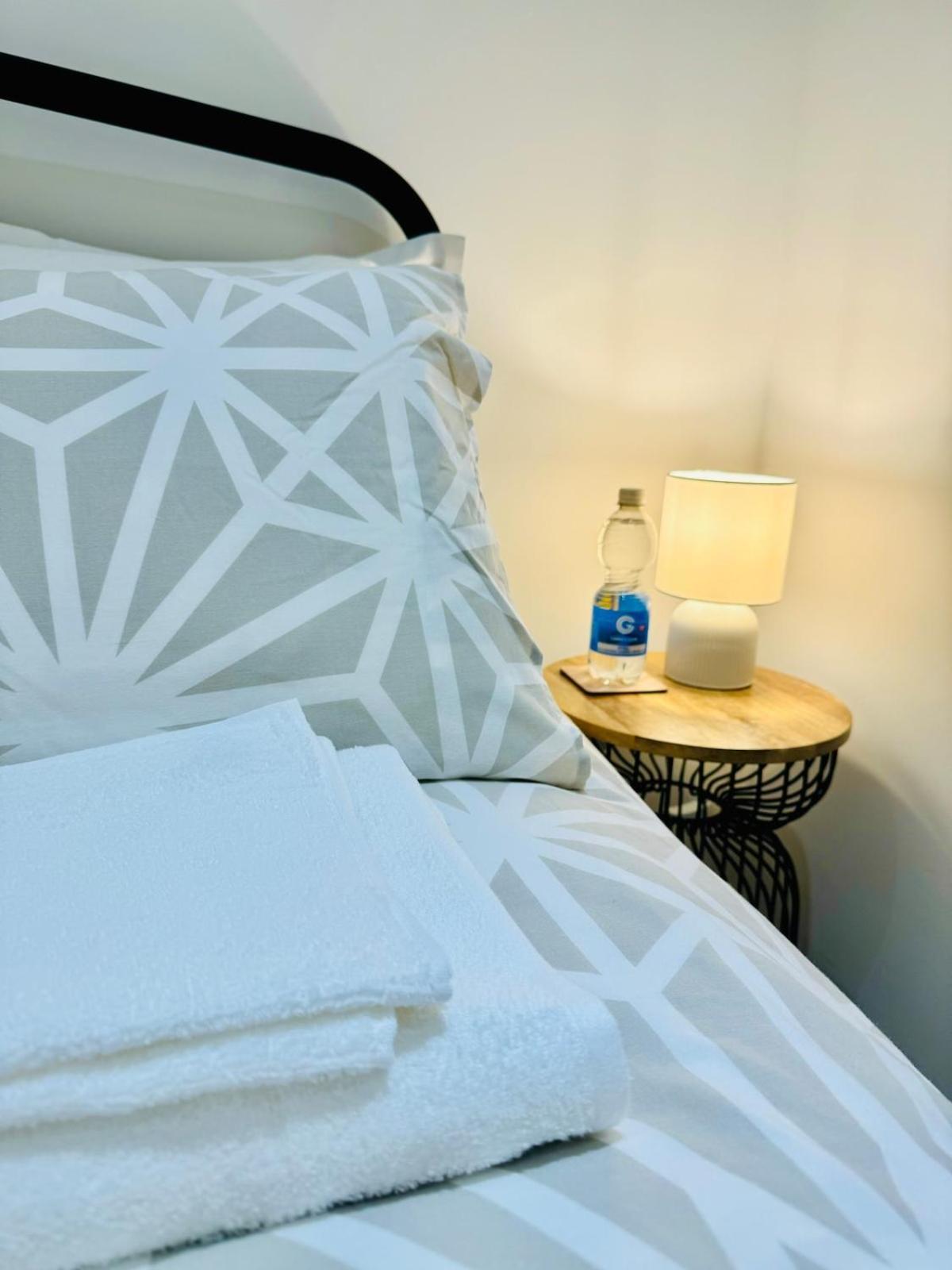 - Cozy Ensuite With Private Entrance On Beautiful - Close To Brighton Airport And Panattoni Park Apartment