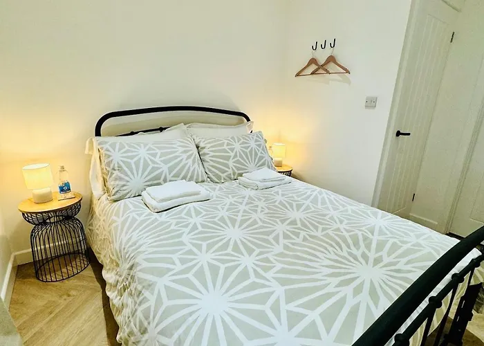Shoreham Beach Cabana - Cozy Ensuite Cabana With Private Entrance On Beautiful Shoreham Beach - Close To Brighton City Airport And Panattoni Park
