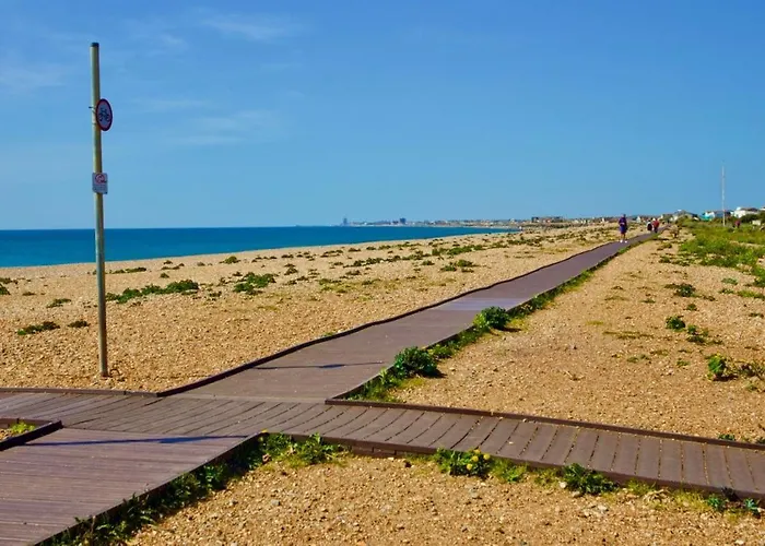 Shoreham Beach Cabana - Cozy Ensuite Cabana With Private Entrance On Beautiful Shoreham Beach - Close To Brighton City Airport And Panattoni Park