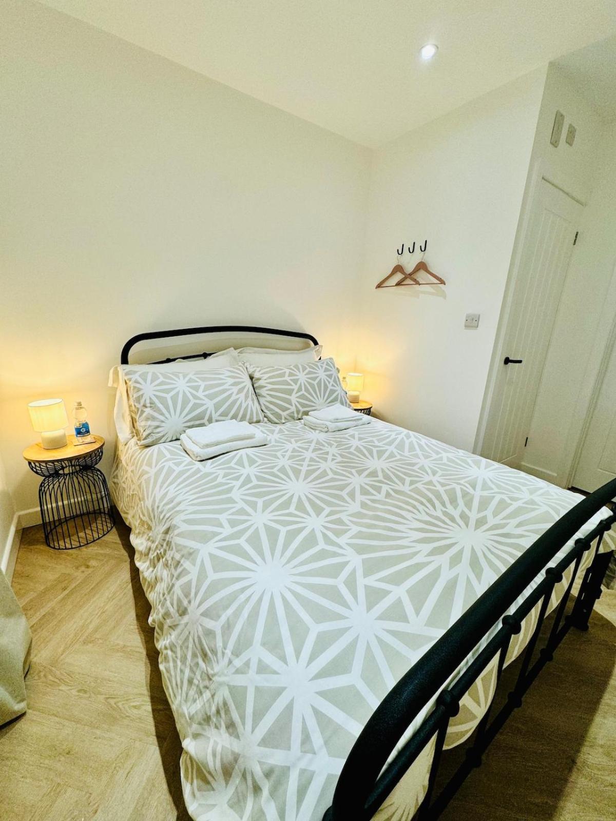 - Cozy Ensuite With Private Entrance On Beautiful - Close To Brighton Airport And Panattoni Park Apartment *